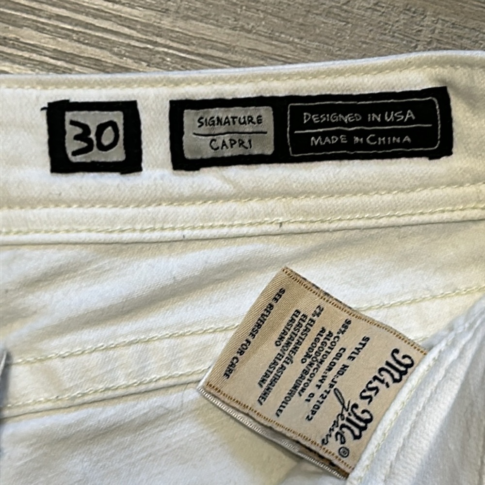 Woman’s Miss Me white distressed, signature capris - size 30 - Picture 11 of 16